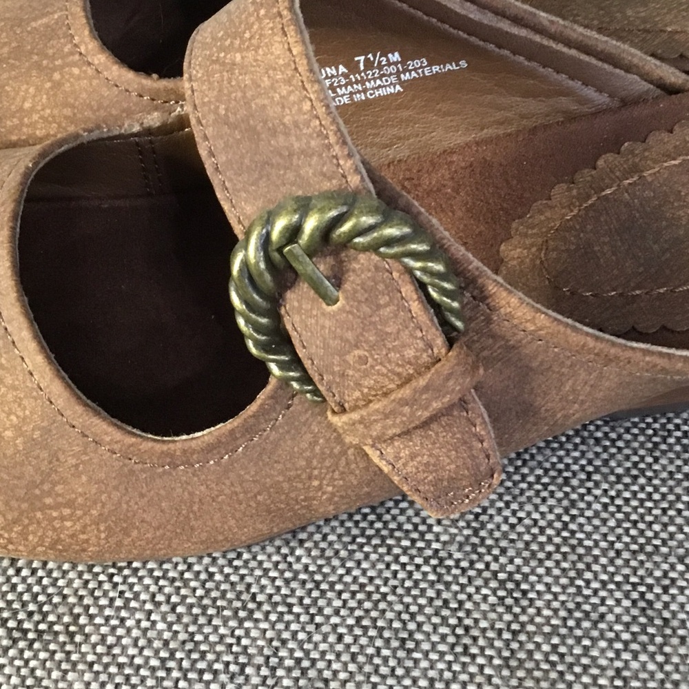 Bare traps Luna Mary Janes in a suede-like brown material, size 7 1/2M. - Picture 8 of 16